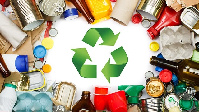 Symbole de recyclage entouré d’objets ménagers triés